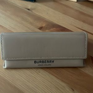 Burberry Clam Shell Magnetic Clasp Glasses Holder with wiping cloth